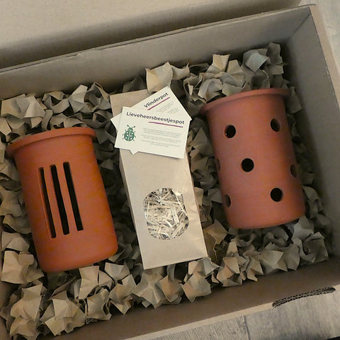 Cadeaubox met handgemaakte keramieken producten voor in de tuin – Ceramics for Nature