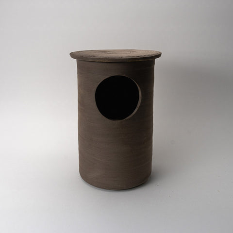 Handgemaakte keramieken eekhoornpot voor in de tuin – Ceramics for Nature