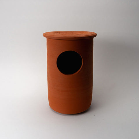 Handgemaakte keramieken eekhoornpot voor in de tuin – Ceramics for Nature