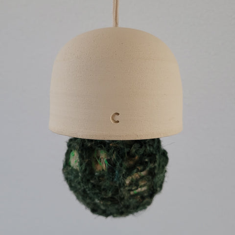 Handgemaakte keramieken vetbolhanger voor in de tuin – Ceramics for Nature