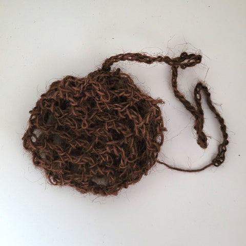 Handgemaakte jute vetbolnetje voor in de tuin – Ceramics for Nature