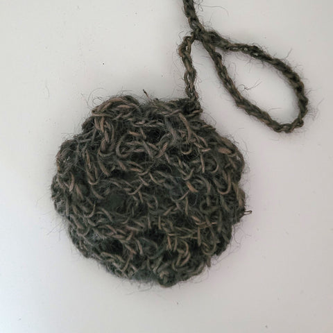 Handgemaakte jute vetbolnetje voor in de tuin – Ceramics for Nature