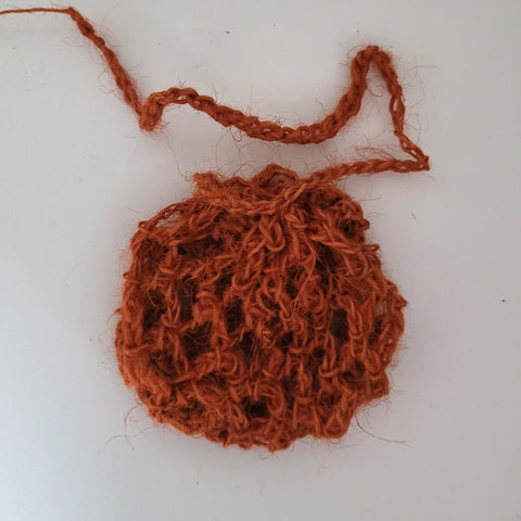 Handgemaakte jute vetbolnetje voor in de tuin – Ceramics for Nature